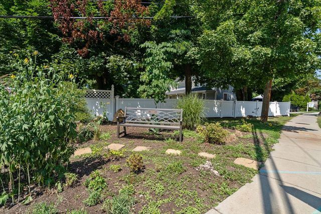 613 Grove St 613, Newton, MA 02462