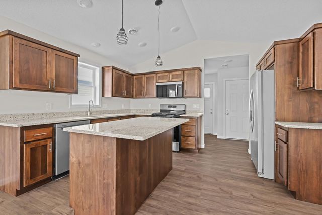 720 Cherrywood Lane NE, Isanti, MN 55040