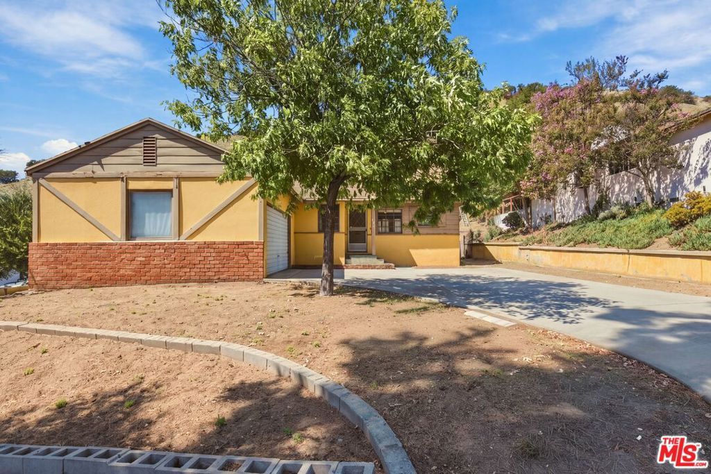 8501 Petaluma Drive, Los Angeles, CA 91352 — exterior