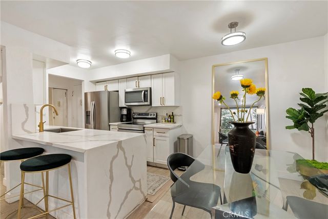 906 N Doheny 303, West Hollywood, CA 90069