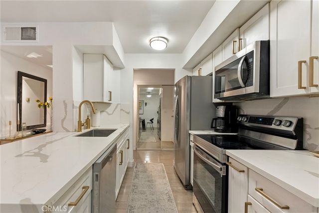 906 N Doheny 303, West Hollywood, CA 90069