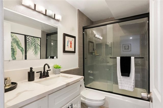 906 N Doheny 303, West Hollywood, CA 90069