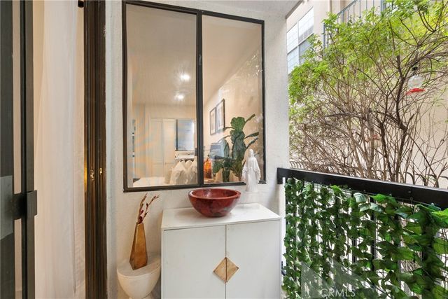 906 N Doheny 303, West Hollywood, CA 90069