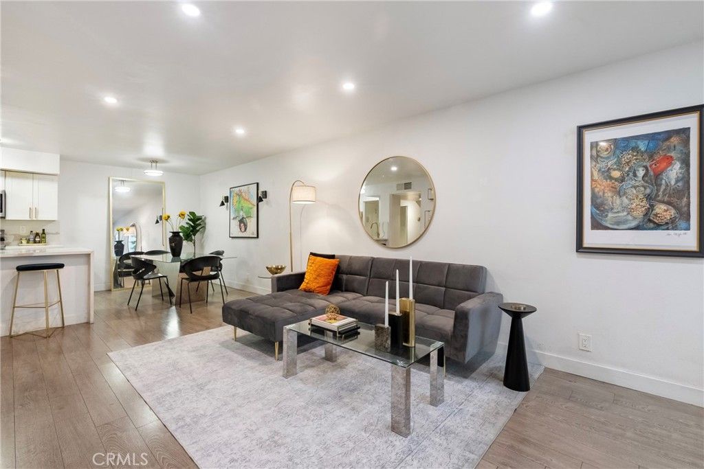 906 N Doheny 303, West Hollywood, CA 90069