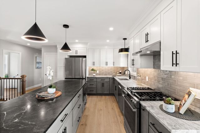660 Hildreth St, Dracut, MA 01826