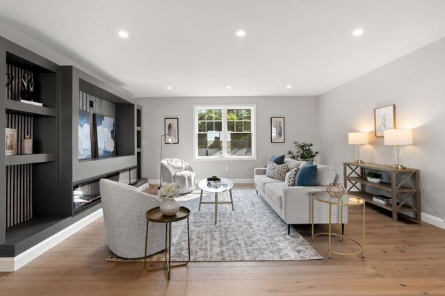 660 Hildreth St, Dracut, MA 01826