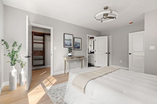 660 Hildreth St, Dracut, MA 01826