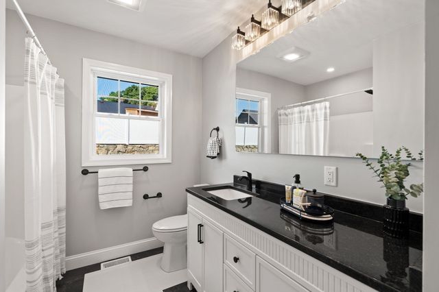 660 Hildreth St, Dracut, MA 01826