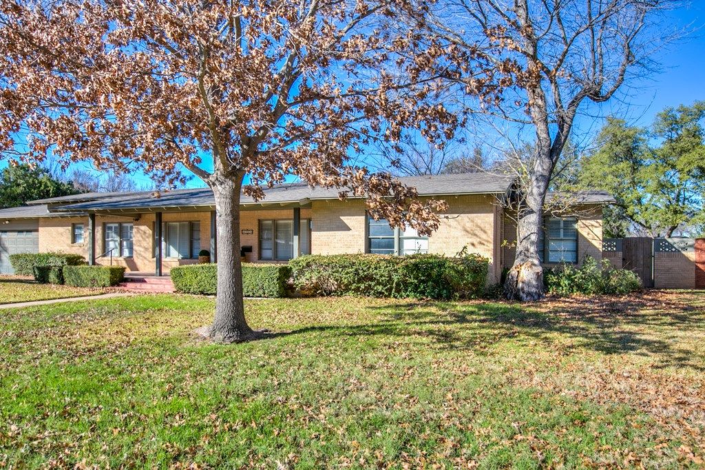 Image 3 of property listing at 2706 Jann Dr, San Angelo, TX 76904