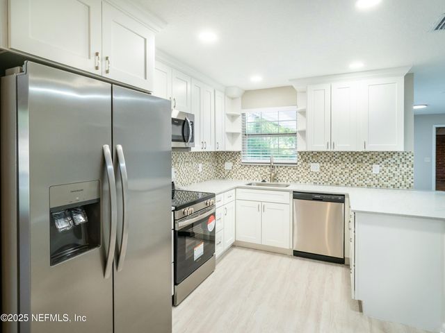 5012 LOFTY PINES Circle E, Jacksonville, FL 32210