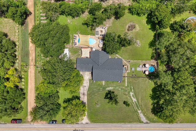 207 Woodlake Dr, Mcqueeney, TX 78123