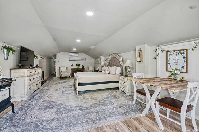 207 Woodlake Dr, Mcqueeney, TX 78123