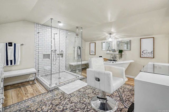 207 Woodlake Dr, Mcqueeney, TX 78123