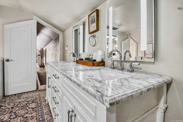 207 Woodlake Dr, Mcqueeney, TX 78123