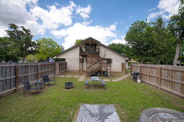 207 Woodlake Dr, Mcqueeney, TX 78123