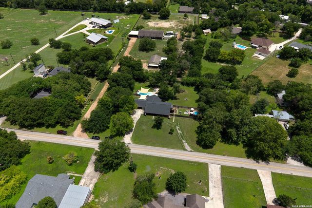 207 Woodlake Dr, Mcqueeney, TX 78123