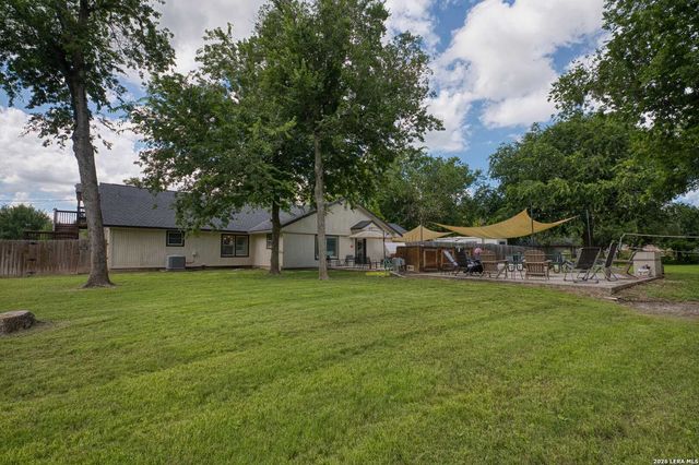 207 Woodlake Dr, Mcqueeney, TX 78123