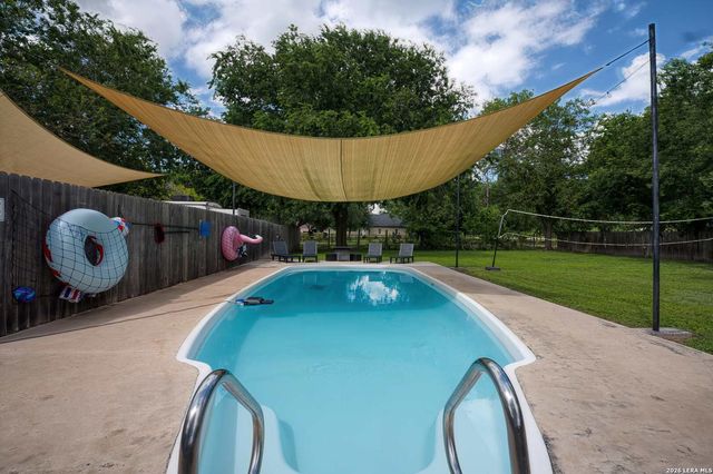207 Woodlake Dr, Mcqueeney, TX 78123