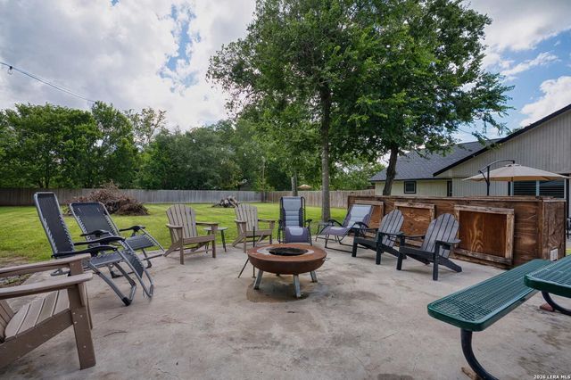 207 Woodlake Dr, Mcqueeney, TX 78123