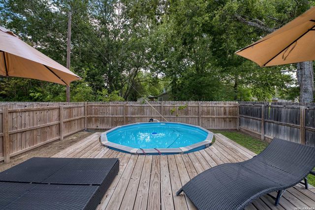 207 Woodlake Dr, Mcqueeney, TX 78123