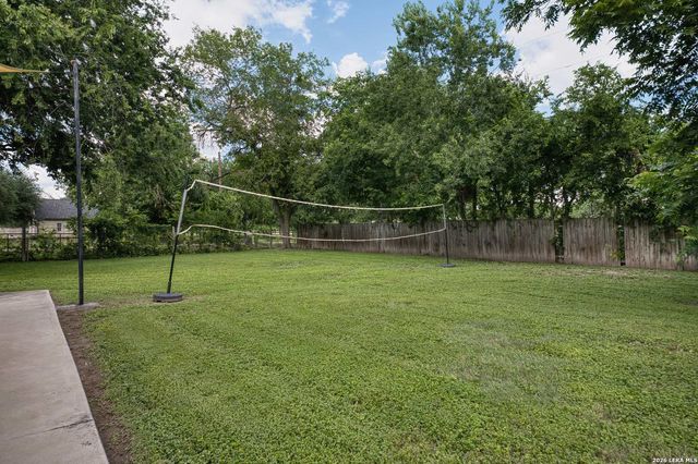 207 Woodlake Dr, Mcqueeney, TX 78123