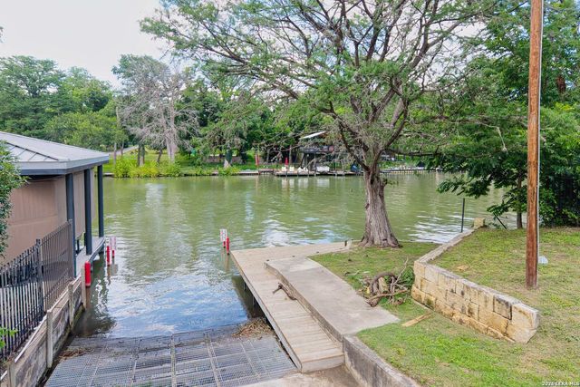 207 Woodlake Dr, Mcqueeney, TX 78123