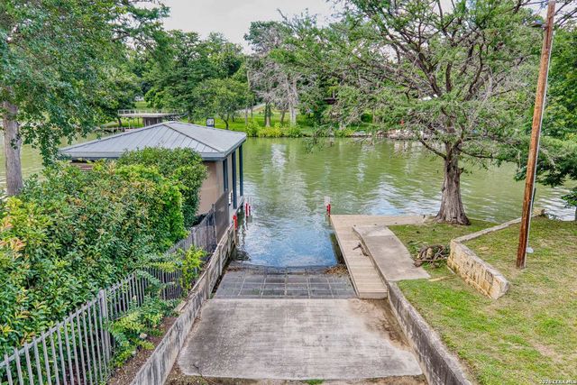 207 Woodlake Dr, Mcqueeney, TX 78123