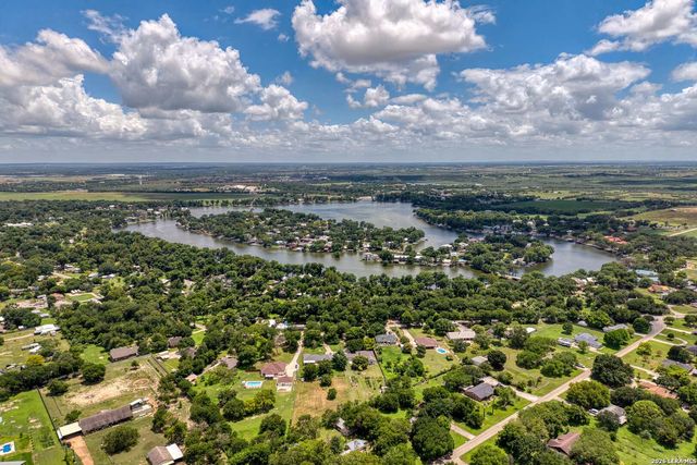 207 Woodlake Dr, Mcqueeney, TX 78123