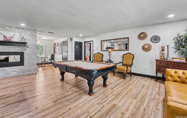 207 Woodlake Dr, Mcqueeney, TX 78123