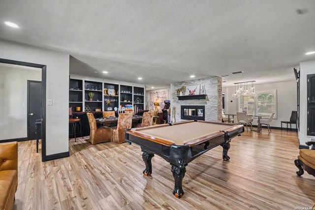 207 Woodlake Dr, Mcqueeney, TX 78123