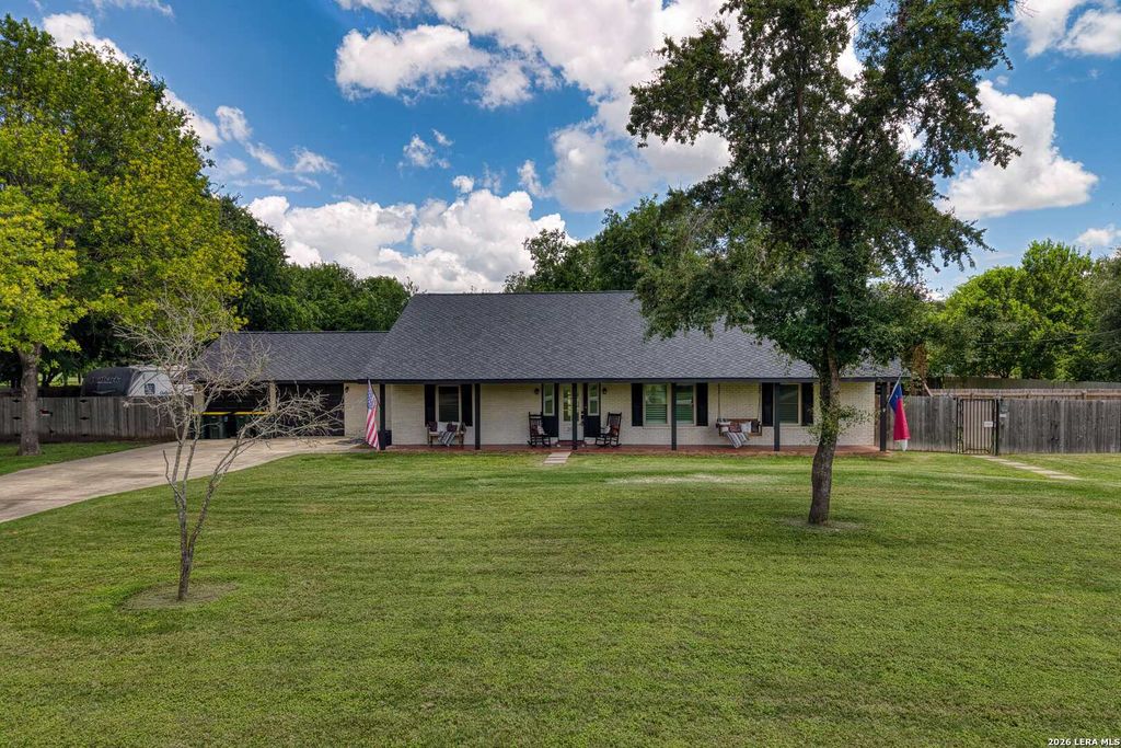 207 Woodlake Dr, Mcqueeney, TX 78123