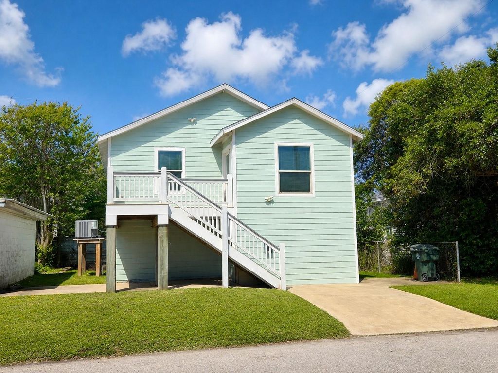 2215 46th Street, Galveston, TX 77551