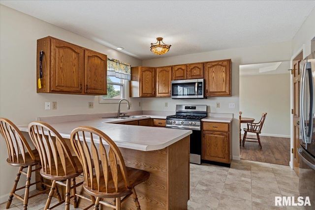 405 EAGLE RIDGE Drive, Chatham, IL 62629