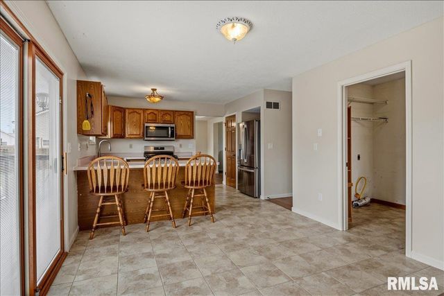405 EAGLE RIDGE Drive, Chatham, IL 62629