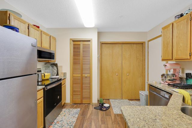 2270 Ranchview Lane N 39, Plymouth, MN 55447