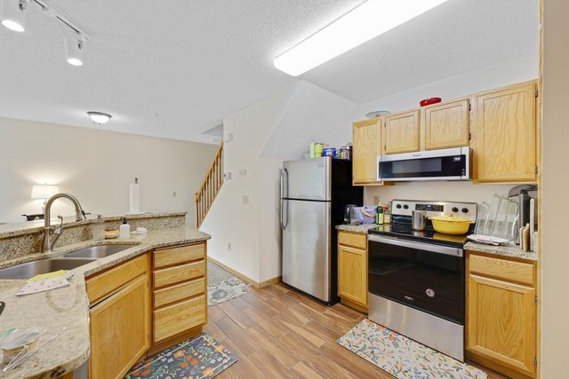 2270 Ranchview Lane N 39, Plymouth, MN 55447