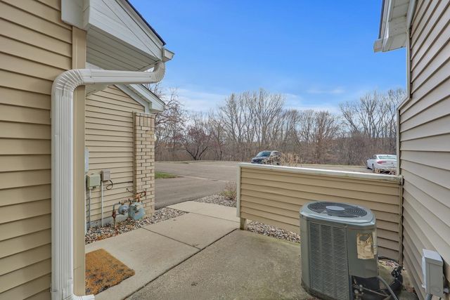 2270 Ranchview Lane N 39, Plymouth, MN 55447