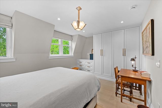 1524 SWANN ST NW, Washington, DC 20009