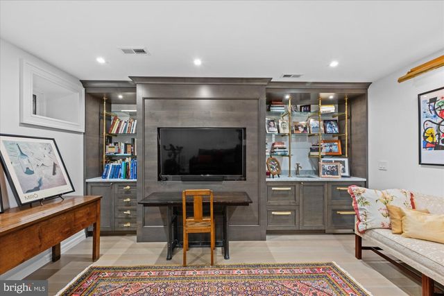 1524 SWANN ST NW, Washington, DC 20009