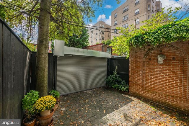 1524 SWANN ST NW, Washington, DC 20009