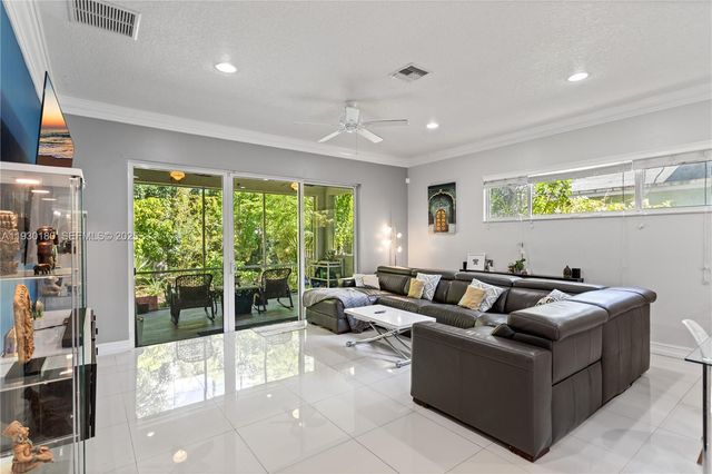 228 SW 4th St, Dania Beach, FL 33004