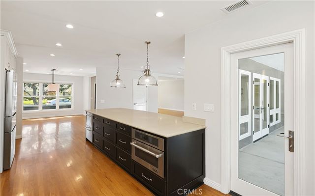 933 W Riviera Dr., Santa Ana, CA 92705