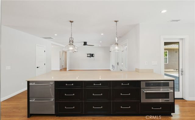 933 W Riviera Dr., Santa Ana, CA 92705