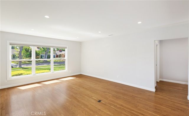 933 W Riviera Dr., Santa Ana, CA 92705