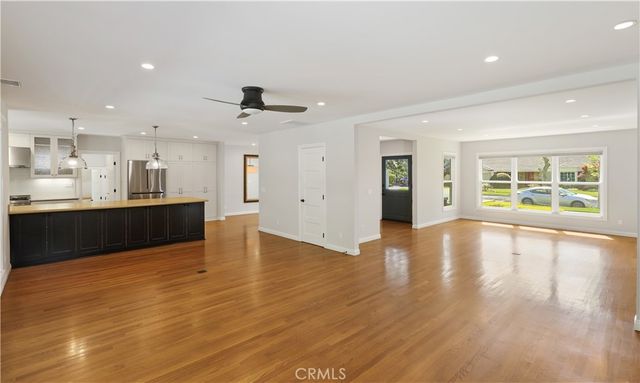 933 W Riviera Dr., Santa Ana, CA 92705