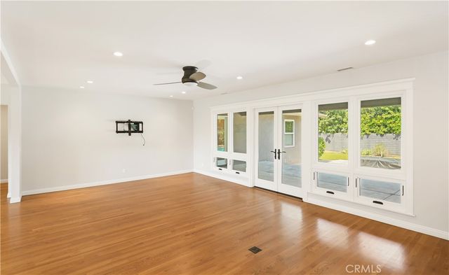 933 W Riviera Dr., Santa Ana, CA 92705