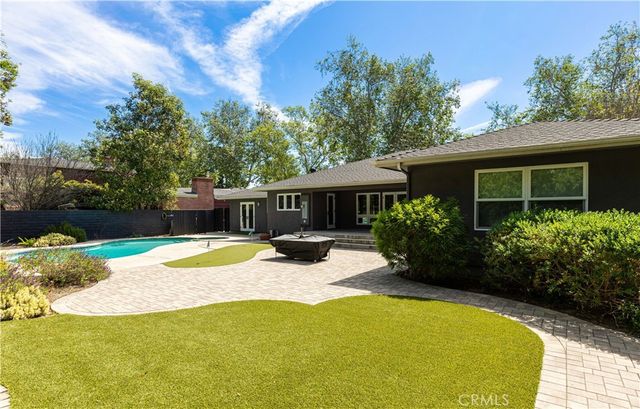 933 W Riviera Dr., Santa Ana, CA 92705