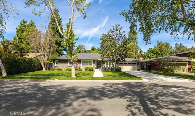 933 W Riviera Dr., Santa Ana, CA 92705