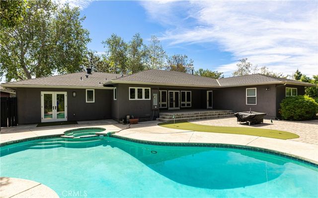 933 W Riviera Dr., Santa Ana, CA 92705
