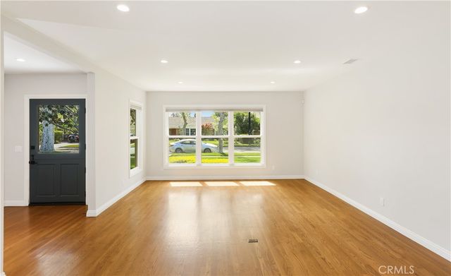 933 W Riviera Dr., Santa Ana, CA 92705
